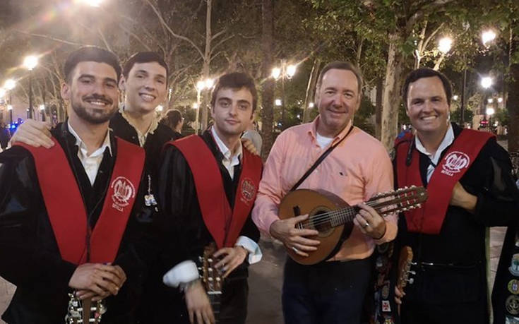 Ο Κέβιν Σπέισι παίζει κιθάρα και τραγουδάει σε δρόμο της Σεβίλης