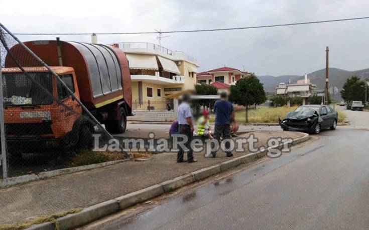 Αυτοκίνητο εμβόλισε απορριμματοφόρο σε διασταύρωση της Λαμίας
