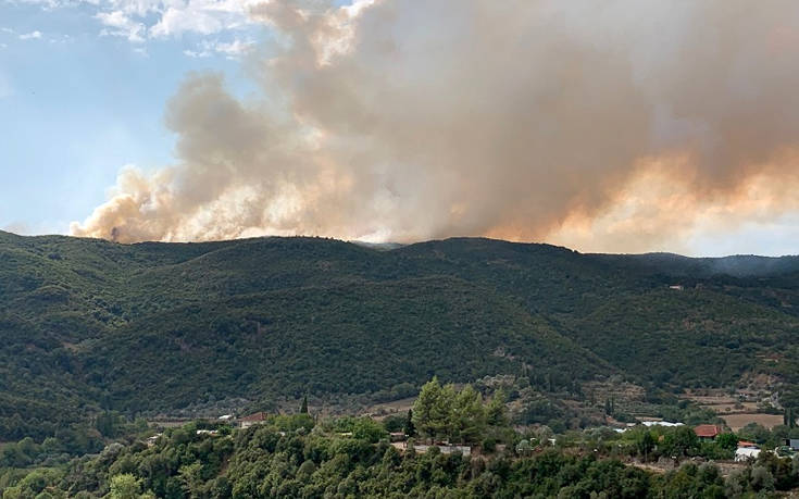 Οι πρώτες εικόνες από τη μεγάλη φωτιά στο Αγρίνιο