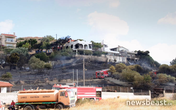 Σε ύφεση η φωτιά στη Σαρωνίδα, οι φλόγες προκάλεσαν μικρές ζημιές σε σπίτια