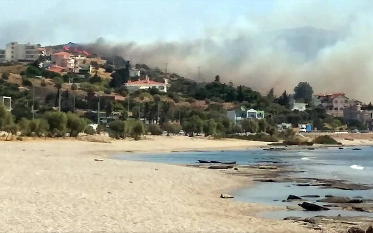 Πολύ κοντά σε σπίτια η φωτιά στη Σαρωνίδα