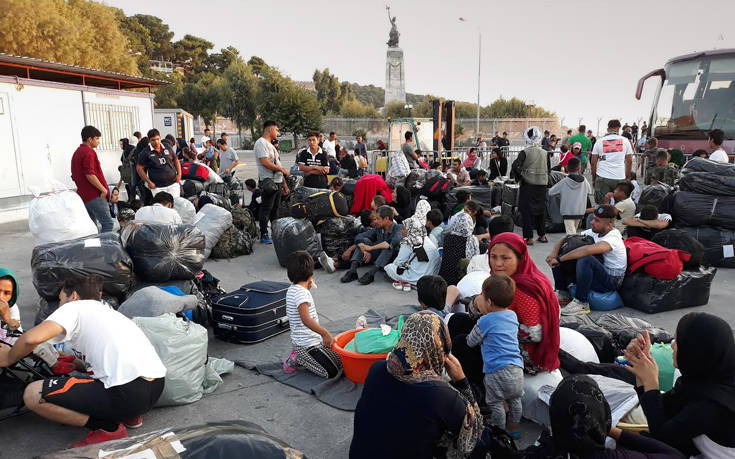 Ξεκινά η απομάκρυνση 1.500 προσφύγων από τη Λέσβο