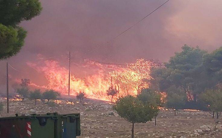 Φωτιά στη Ζάκυνθο: Δύσκολη νύχτα για το χωριό Κερί