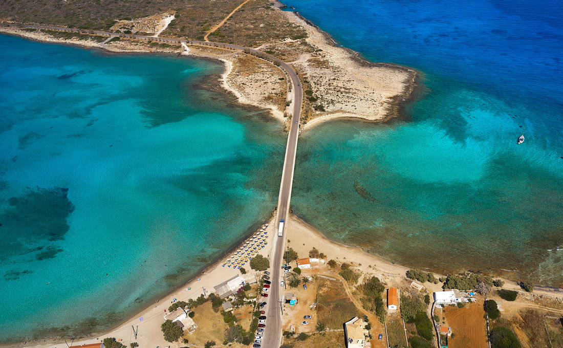 Εντυπωσιάζει το λιμάνι των Κυθήρων από ψηλά