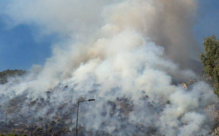 Μάχη με πολλές εστίες και αναζωπυρώσεις δίνουν οι πυροσβέστες στο Λουτράκι