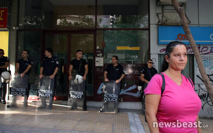 ΠΑΜΕ και αστυνομία έξω από συμβολαιογραφείο, ακίνητο βγαίνει σε πλειστηριασμό