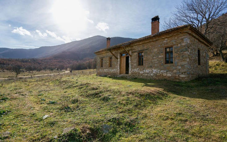 Το πέτρινο σπίτι – όνειρο στις Πρέσπες που βρίσκει κανείς στο Airbnb