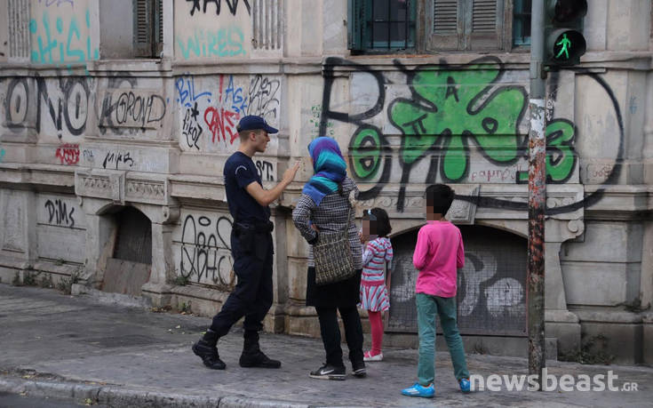 Στη Διεύθυνση Αλλοδαπών οι μετανάστες από το υπό εκκένωση κτίριο στην Αχαρνών