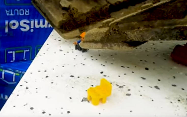 «Χτίζοντας» Lego χρησιμοποιώντας έναν εκσκαφέα