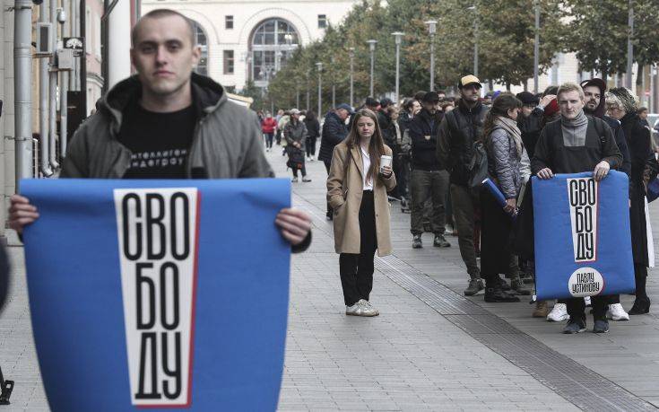 Να αφεθεί ελεύθερος ο ηθοποιός Πάβελ Ουστίνοφ ζητεί τώρα η ρωσική εισαγγελία