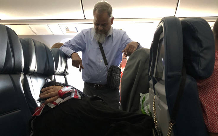Έμεινε 6 ώρες όρθιος στο αεροπλάνο για να κοιμηθεί η γυναίκα του στο κάθισμα