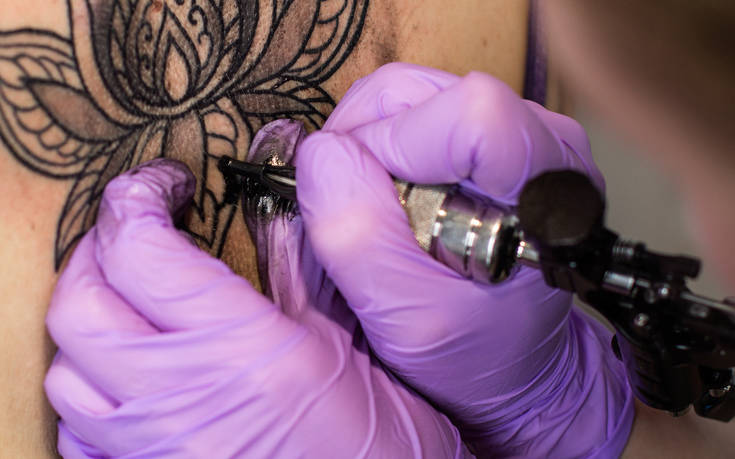 Tattoo artist κάνει δωρεάν τατουάζ σε γυναίκες με μαστεκτομή
