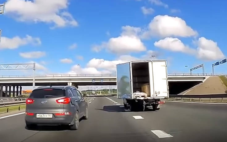 Οδηγικά λάθη που κατέγραψαν κάμερες ασφαλείας