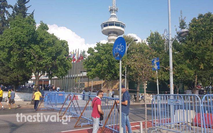 Κλείνουν δρόμοι στο κέντρο της Θεσσαλονίκης, κάγκελα και κλούβες γύρω από τη ΔΕΘ