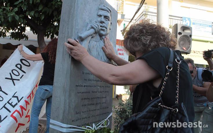 Η Μάγδα Φύσσα χάιδεψε και άφησε λουλούδια στο μνημείο του παιδιού της