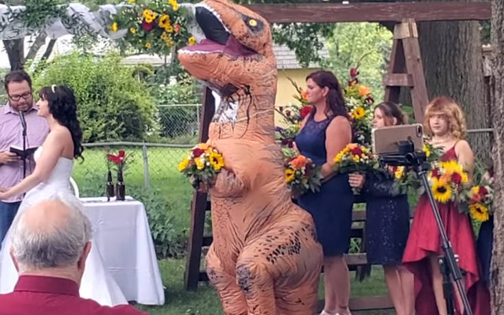 Παράνυμφος σε γάμο εμφανίστηκε ντυμένη&#8230; δεινόσαυρος