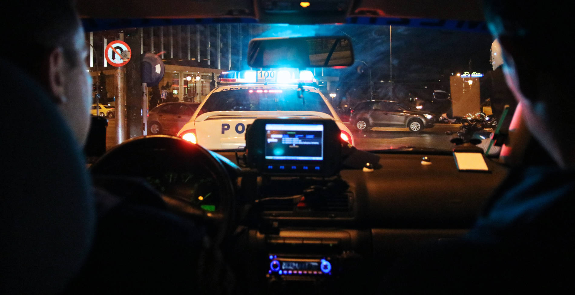 Μπήκαμε σε περιπολικό και καταγράψαμε όσα συμβαίνουν τη νύχτα στους δρόμους της Αθήνας