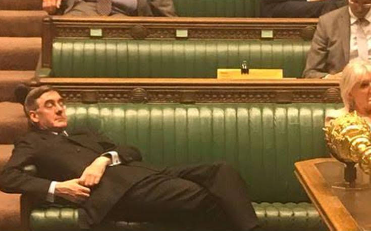 Σάλος με υπουργό του Τζόνσον που ξάπλωσε στα έδρανα της Βουλής