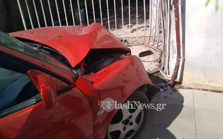 Χανιά: Έστριψε για να αποφύγει άλλο αυτοκίνητο και έπεσε σε είσοδο σπιτιού
