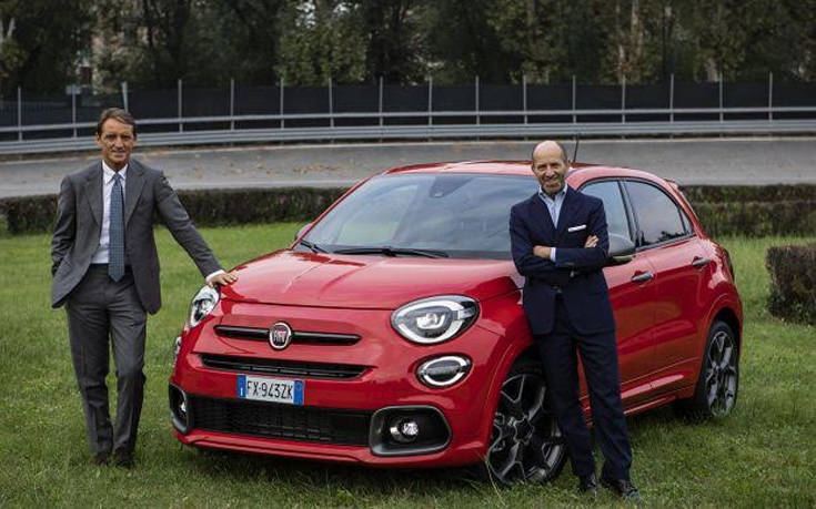 O Ρομπέρτο Μαντσίνι «παίζει μπάλα» με το Fiat 500Χ Sport