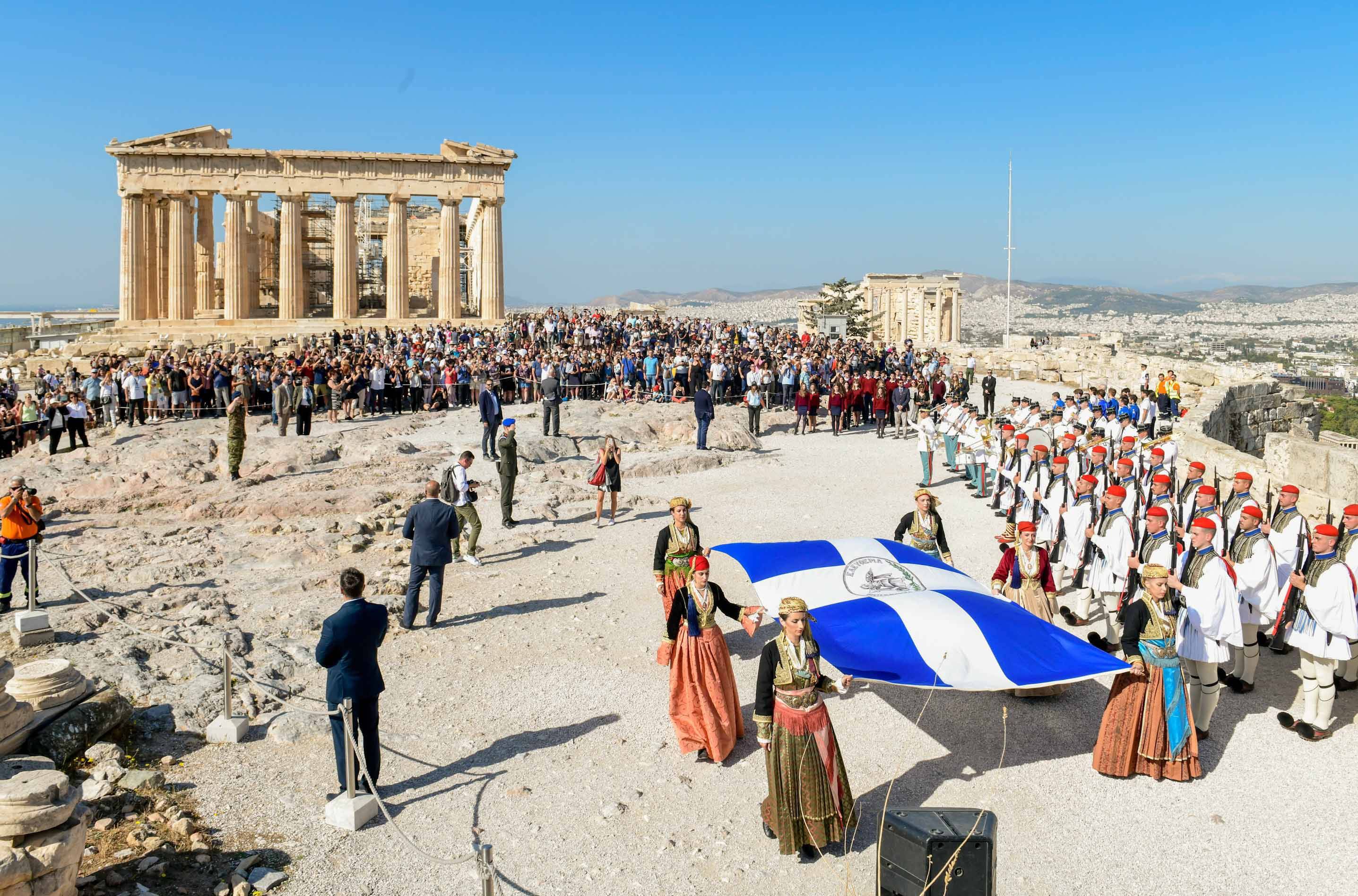 Η επετειακή έπαρση της σημαίας στην Ακρόπολη για τα 75 χρόνια από την απελευθέρωση της Αθήνας