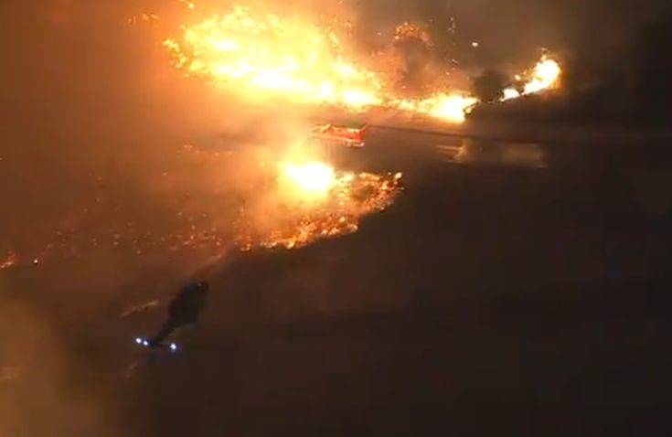 Εικόνες αποκάλυψης από φωτιά που καίει σπίτια στο Λος Άντζελες