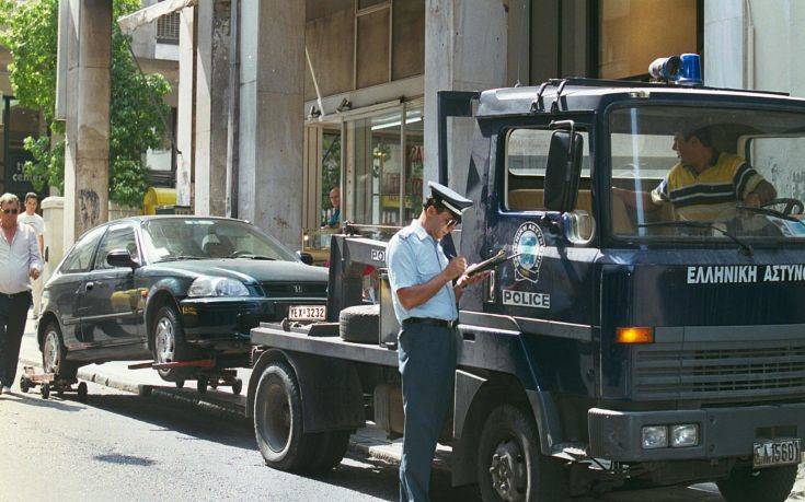 Γερανός σήκωσε παράνομα σταθμευμένα οχήματα στην Καλαμαριά