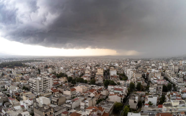 Μαύρισε ο ουρανός στην Αττική, βρέχει σε πολλές περιοχές