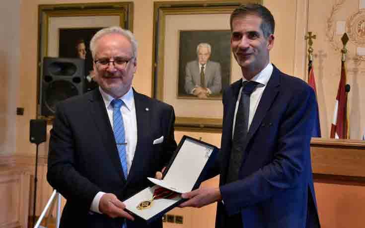 Ο Κώστας Μπακογιάννης τίμησε με το μετάλλιο του δήμου Αθηναίων τον Πρόεδρο της Λετονίας