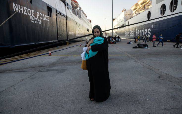 Φωτογραφίες από την άφιξη των μεταναστών από τη Μόρια στον Πειραιά