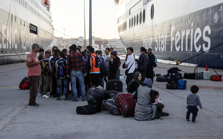 Στον Πειραιά πλοίο με 466 μετανάστες από Λέσβο και Χίο