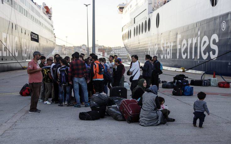Στον Πειραιά το πλοίο που μετέφερε 215 μετανάστες από την Μόρια