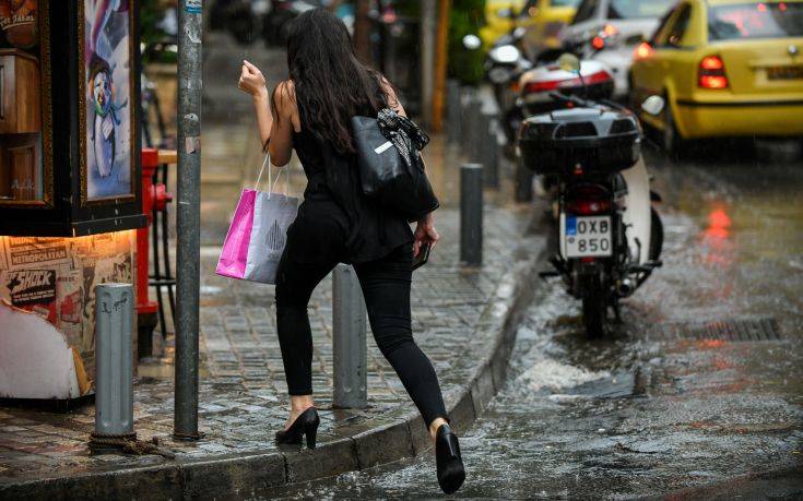 Καιρός: Καταιγίδες και χαλάζι μέχρι το βράδυ, και η Αττική στο «μάτι» της κακοκαιρίας