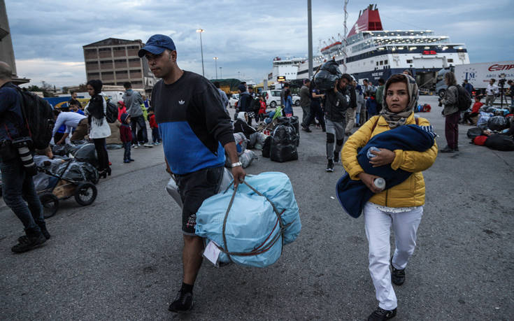 Μεταφέρθηκαν στον Πειραιά πρόσφυγες και μετανάστες από τη Σύμη