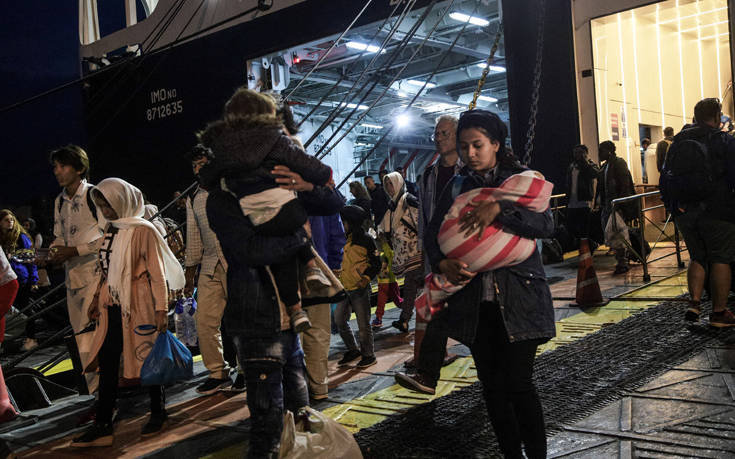 Σε εξέλιξη επιχείρηση μεταφοράς 815 ατόμων αιτούντων άσυλο στη Μυτιλήνη