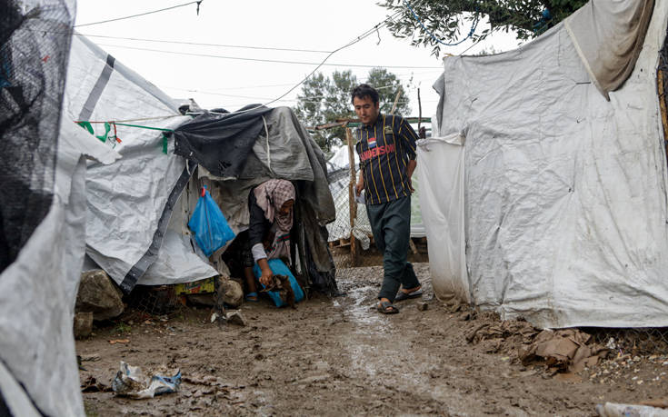 Παλεύουν με τις λάσπες πρόσφυγες και μετανάστες στη Μόρια