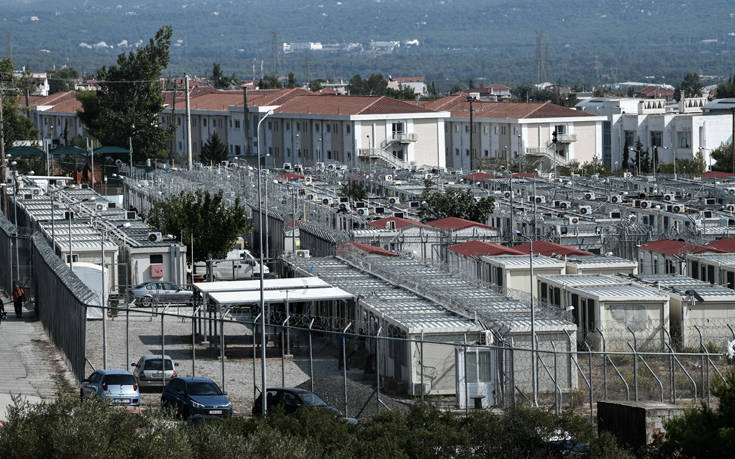 Επεισόδια στην Αμυγδαλέζα μετά τον θάνατο Ινδού – Μετανάστες έβαλαν φωτιά σε στρώματα και ένα κοντέινερ