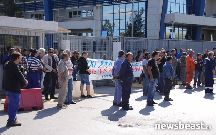 Συγκέντρωση διαμαρτυρίας των ναυπηγοεπισκευαστών έξω από το υπουργείο Ναυτιλίας