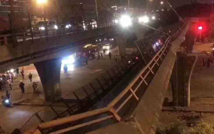 Κίνα: Γέφυρα κατέρρευσε πάνω σε αυτοκίνητα, φόβοι για νεκρούς
