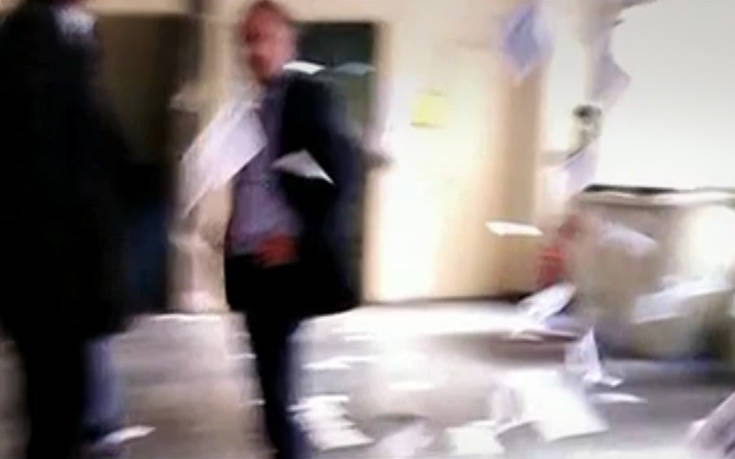 Παρέμβαση Ρουβίκωνα στο Υπουργείο Εργασίας