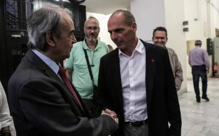Πώς προέκυψε η τυχαία συνάντηση Βαρουφάκη – Τσοβόλα στους διαδρόμους της Βουλής