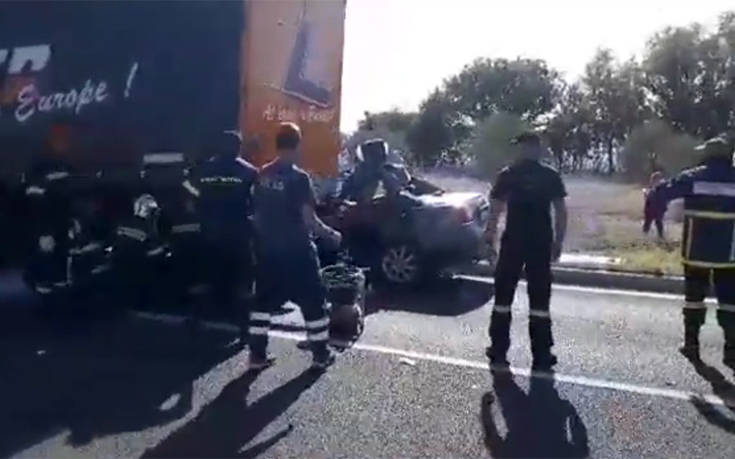 Τροχαίο στις Σέρρες: Νεκρός ο οδηγός του αυτοκινήτου που καρφώθηκε σε νταλίκα