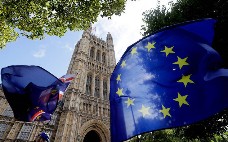 Δύο εκατομμύρια Ευρωπαίοι αιτήθηκαν παραμονή στη Βρετανία μετά το Brexit