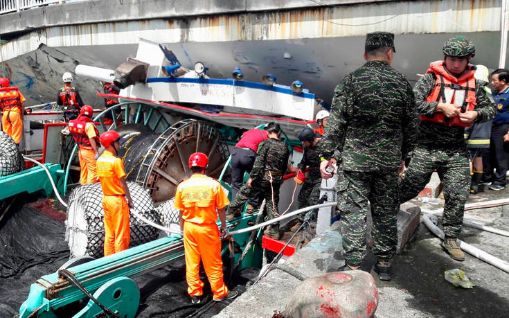 Γέφυρα κατέρρευσε κι έπεσε πάνω σε βάρκες σε λιμάνι της Ταϊβάν