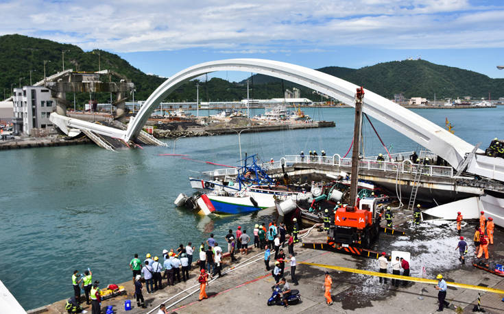 Έξι αγνοούμενοι μετά την κατάρρευση γέφυρας σε λιμάνι της Ταϊβάν