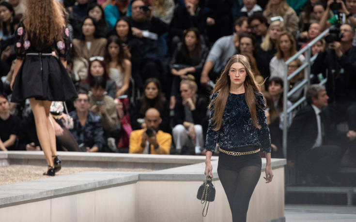 Η εισβολέας σε επίδειξη μόδας στο Παρίσι και ρόλος της Gigi Hadid