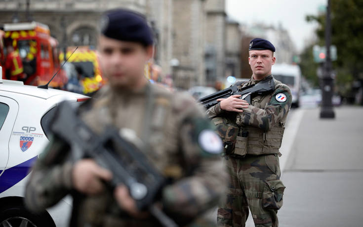 Επίθεση με μαχαίρι στο Παρίσι: Ο δράστης είχε ασπαστεί το Ισλάμ