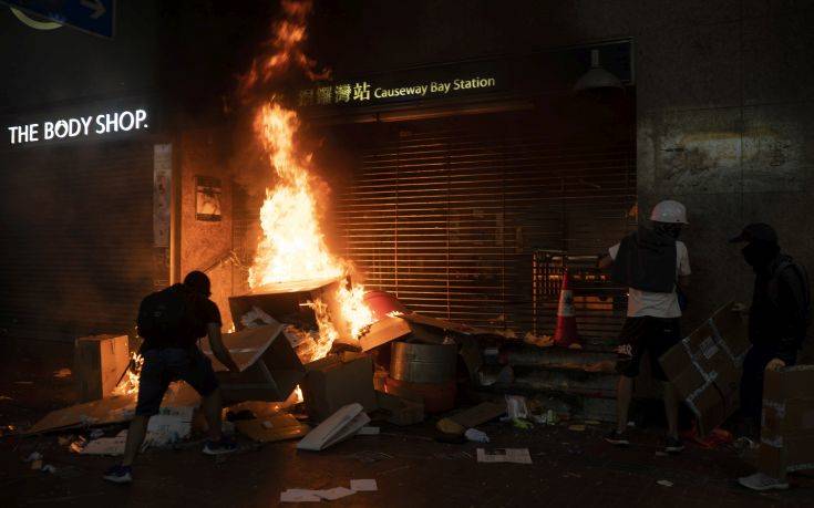 Νύχτα βίαιων διαδηλώσεων στο Χονγκ Κονγκ