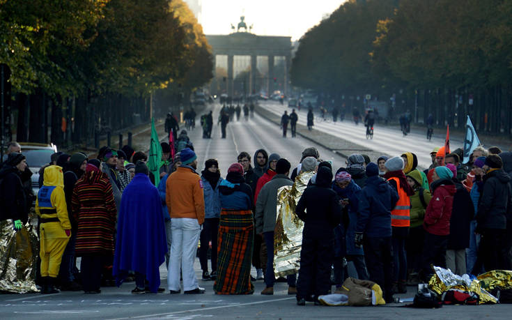 Αποκλεισμένο το Βερολίνο, στους δρόμους ακτιβιστές για το κλίμα