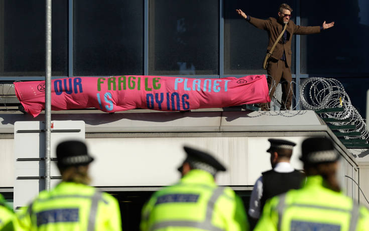 Ακτιβιστές της Extinction Rebellion απέκλεισαν την είσοδο του BBC στο Λονδίνο
